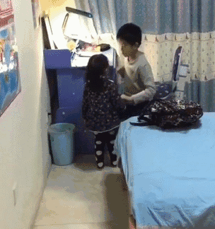“你们的宝宝出来了，我妈妈还在里面呢！”儿子暖起来，比女儿更扛风呢！