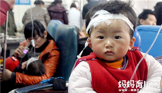 宝宝发烧呕吐腹泻难受 如何缓解宝宝发烧引起呕吐腹泻