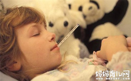 幼童“捂汗退烧”险丧命 宝宝退烧这些误区家长要知