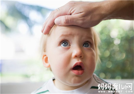 怎样判断宝宝是发烧还是发热 婴儿发烧物理降温方法