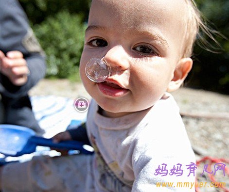 宝宝总是流鼻涕 分清类型“对症下药”