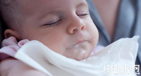 十个宝宝十个吐 详解新生儿总是吐奶怎么办