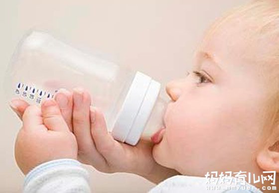 弄清婴儿吐奶怎么回事 面对宝宝吐奶才能从容应对