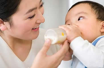 新生儿吐奶严重是怎么回事？新生儿吐奶怎么办