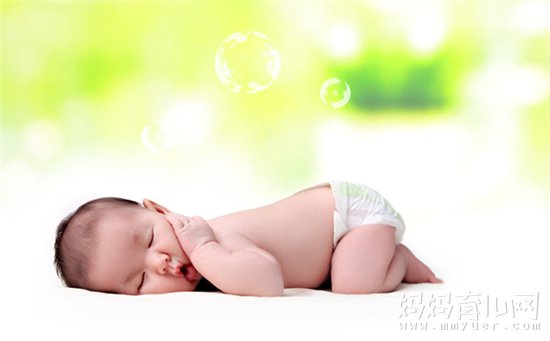 宝宝大便很干燥还带血怎么办？妈妈这样做轻松解决！
