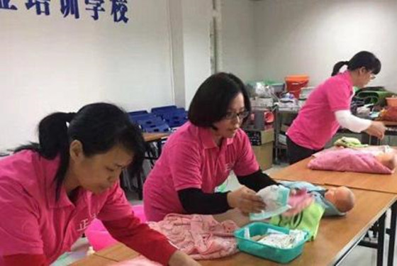 金牌月嫂多少钱一个月 金牌月嫂和普通月嫂的区别在哪