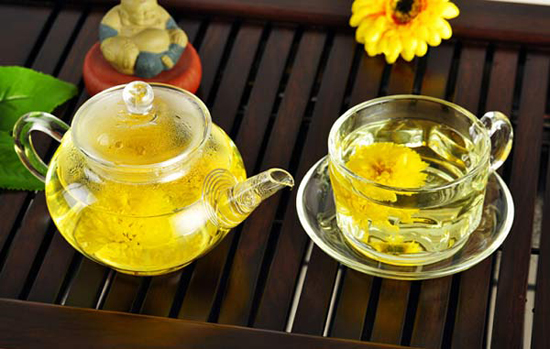 坐月子上火了怎么办 坐月子上火可以喝菊花茶吗