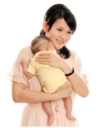 宝宝刚出生后两个小时，为什么一直在哭不睡觉，原来是这样