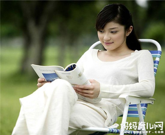 别再问孕妇可以翘二郎腿吗 孕妇翘二郎腿的三大危害揭秘