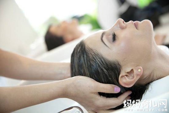 揭秘孕妇怎么洗头好 孕晚期妈咪你还敢去理发店洗头吗