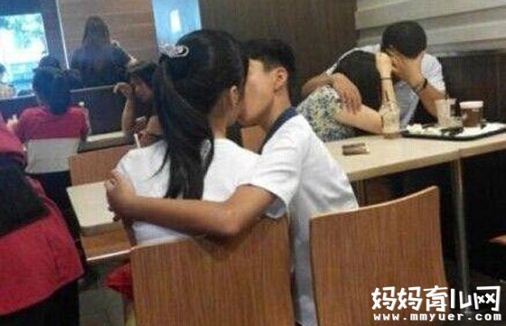 小学生麦当劳当众接吻让人不敢直视 孩子早恋怎么办？
