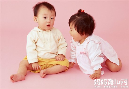 宝宝8个月了能坐起来吗 如何才能帮助宝宝学会坐起来