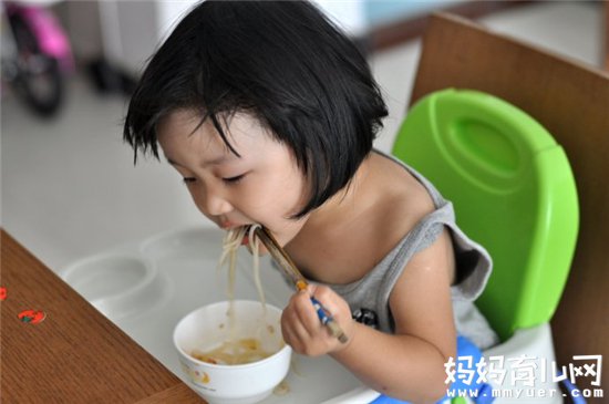 孩子左撇子更聪明吗 孩子左撇子究竟该不该纠正