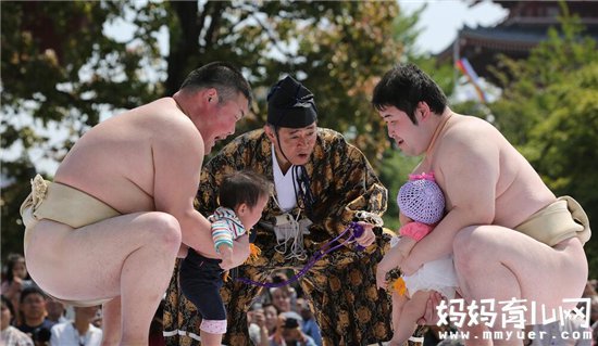 逗孩子竟是为了让其哭得最大声 日本婴儿啼哭大赛
