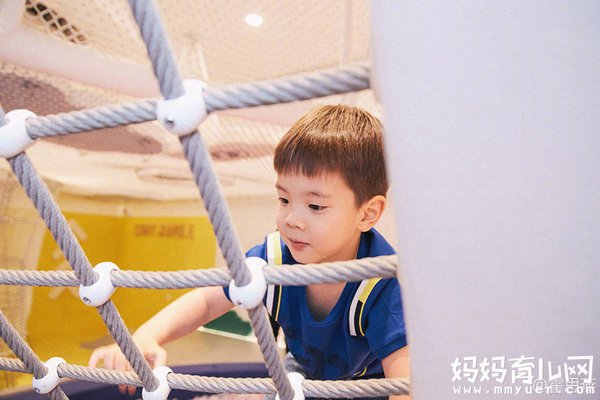 杜江霍思燕一家三口替嗯哼过生日 懒理二胎女儿风波