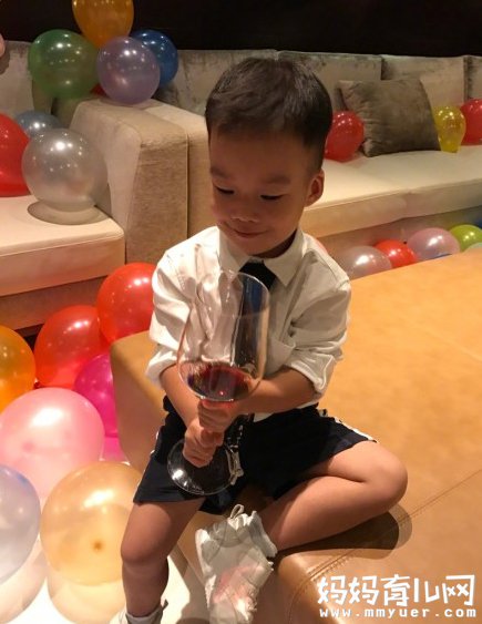 吴京老婆谢楠给准儿媳过生日 青梅竹马的画面萌暴棚