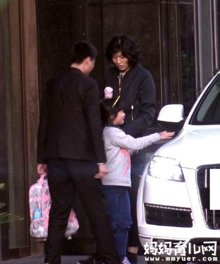 姚明7岁女儿近照曝光 7岁女孩身高已超1米9妈妈的腰