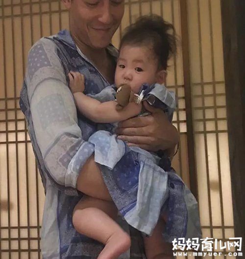 一物降一物？陈冠希抱女儿照片曝光 酷先生秒变暖男