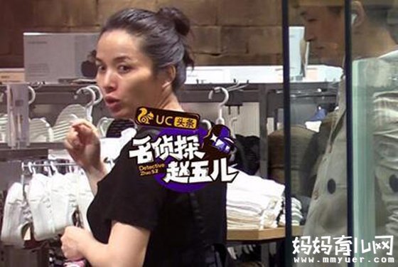 靳东老婆疑怀二胎 两人低调现身香港待产 大儿子迎来弟弟