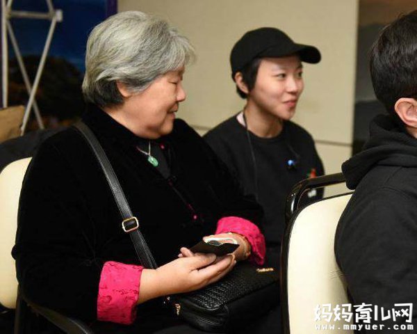 史无前例！王菲女儿窦靖童参加金马 带奶奶同行震惊网友