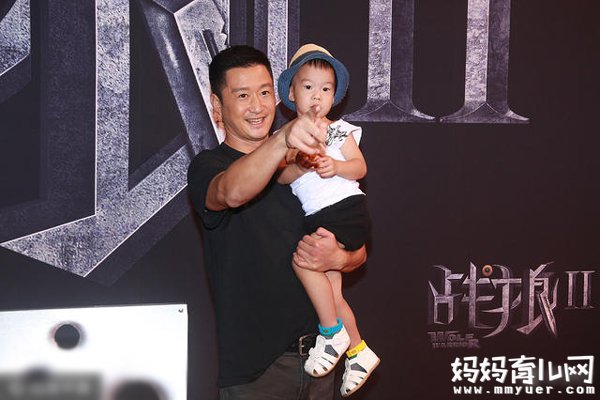 《战狼2》吴京带儿子公开亮相 和谢楠生的孩子照片曝光