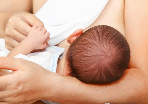 宝宝混合喂养好还是纯母乳好_母乳喂养与宝宝健康_母乳宝宝几个月按时喂养