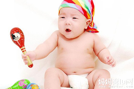 婴儿宝宝玩摇铃的好处不仅是识别方向 还有助于脑部发育