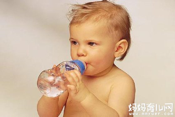 【吸管杯】吸管杯适合多大宝宝使用 使用吸管杯注意事项
