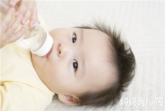 两大理由解析宝宝吃母乳需要喝水吗 需要喝水的三种情况