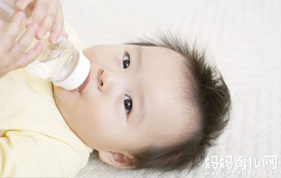 婴儿应该喝什么水你造吗 这两种水千万不能喝！