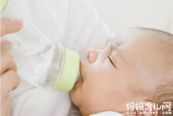 欲知吃奶粉的宝宝一天喝多少水 两种估算方法来帮忙