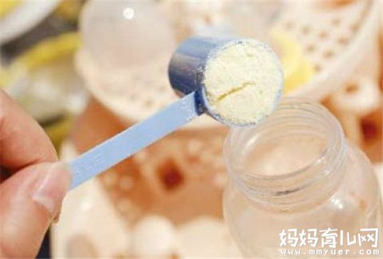 不能用矿泉水冲奶粉吗 妈妈注意这样冲奶粉是在害宝宝