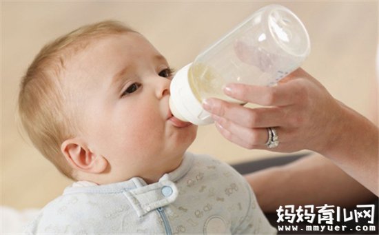 将药混进牛奶给宝宝喝行吗 这些错误的喝奶误区要避开