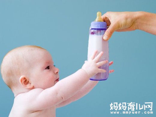 宝宝吃奶量没有完全的标准 身高体重也是决定饮食的关键