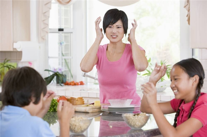 正面管教：不急不吼不生气，聪明妈妈这样对宝宝说“不”