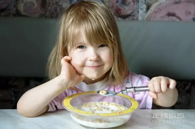 发育常识：孩子总是用左手，需要担心吗？