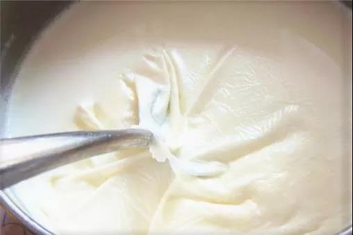 喝奶问题：牛奶上的奶皮大揭秘