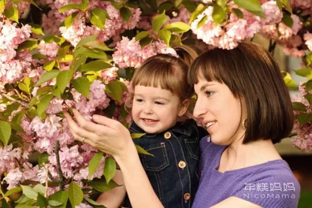 亲子旅行：和宝宝在小区里认花、背古诗、捉小鱼