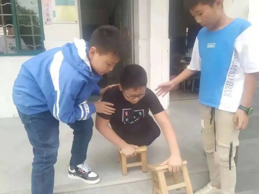 “板凳男孩”感动了无数网民，帮助孩子们乐观地成长
