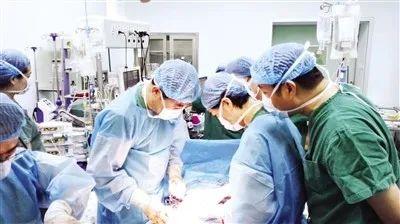 羊水栓塞产妇抢救现场产科护士上门为宝宝做护理母婴健康安全